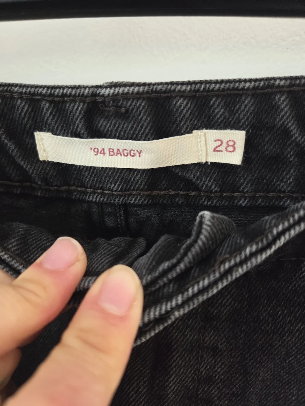 Levi's Women's '94 Baggy Cargo Jeans in the black wash - Picture 6 of 7